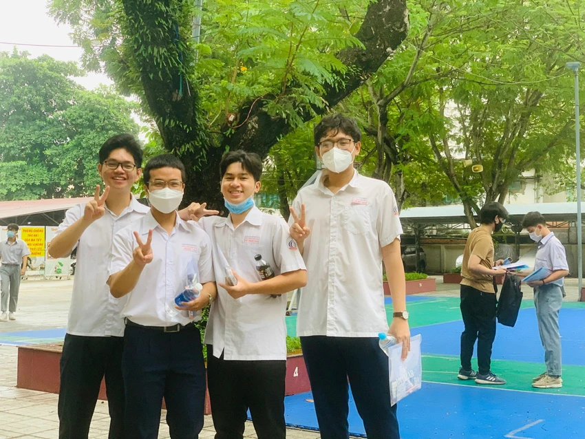 Thí sinh tươi cười trước khi vào thi. Ảnh: TÚ NGÂN Thí sinh tươi cười trước khi vào thi. Ảnh: TÚ NGÂN