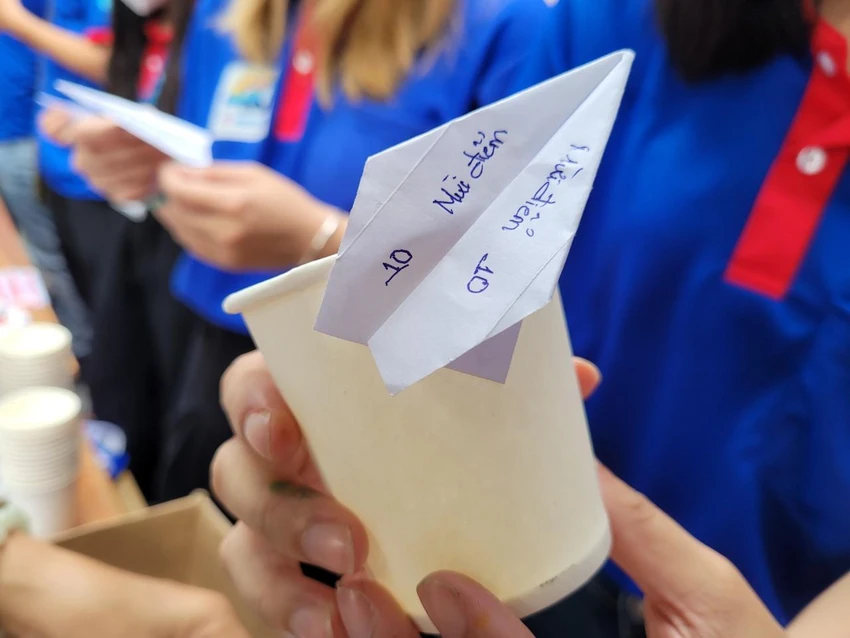 Một lời "dụ dỗ" hết sức ngọt ngào của anh Đăng Khoa, SV năm 1 Khoa Du lịch, trường ĐH Khoa học - Xà hội và Nhân văn, ĐH Quốc gia TP.HCM. Ảnh: TRÍ NHIÊN Một lời "dụ dỗ" hết sức ngọt ngào của anh Đăng Khoa, SV năm 1 Khoa Du lịch, trường ĐH Khoa học - Xà hội và Nhân văn, ĐH Quốc gia TP.HCM. Ảnh: TRÍ NHIÊN