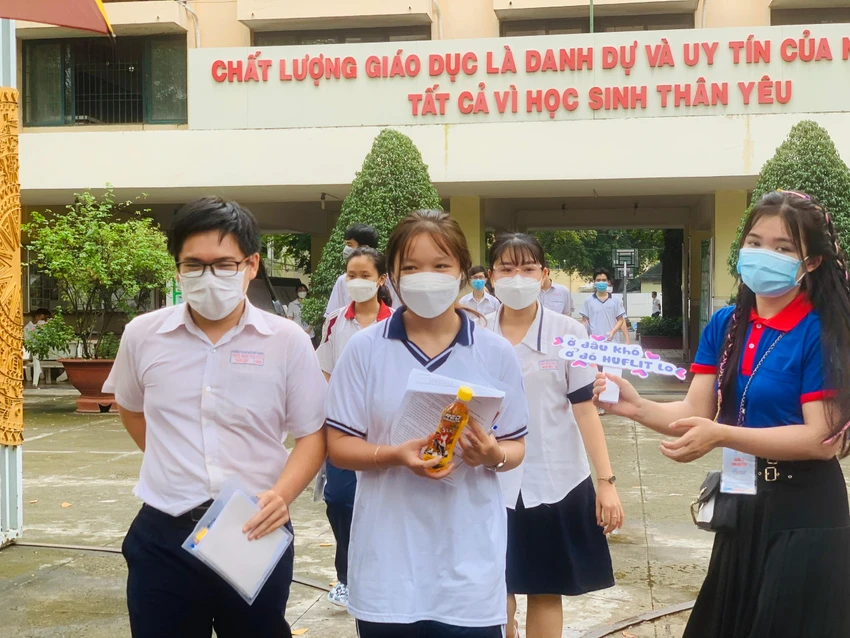 Tham dự kỳ thi, thí sinh nhận được sự động viên rất lớn đến từ đội hình tiếp sức mùa thi. Ảnh: THẢO PHƯƠNG Tham dự kỳ thi, thí sinh nhận được sự động viên rất lớn đến từ đội hình tiếp sức mùa thi. Ảnh: THẢO PHƯƠNG