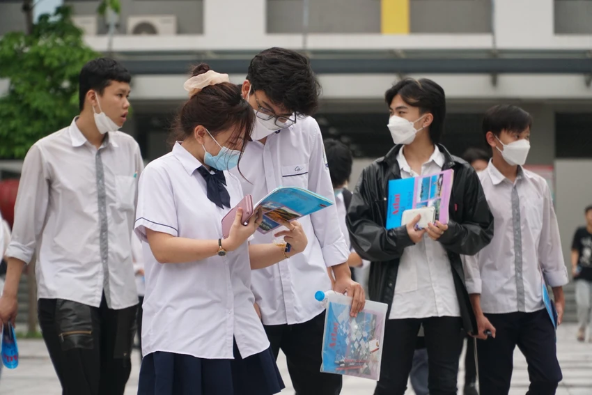 Thí sinh trao đổi bài sau giờ thi. Ảnh: PHI HÙNG Thí sinh trao đổi bài sau giờ thi. Ảnh: PHI HÙNG