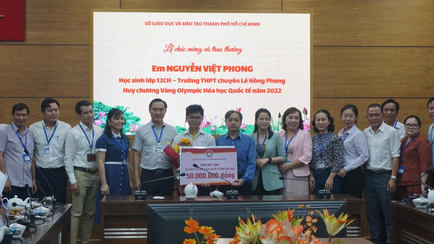 Phòng Giáo dục Trung học, Sở GD&ĐT TP.HCM cũng có một phần quà gửi tặng đến em Nguyễn Việt Phong. Ảnh: NQ Phòng Giáo dục Trung học, Sở GD&ĐT TP.HCM cũng có một phần quà gửi tặng đến em Nguyễn Việt Phong. Ảnh: NQ