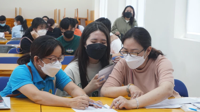 Theo nhiều hiệu trưởng, Thông tư 13 vừa được ban hành sẽ tạo điều kiện thuận lợi cho các trường trong việc xây dựng các tổ hợp. Ảnh: NQ Theo nhiều hiệu trưởng, Thông tư 13 vừa được ban hành sẽ tạo điều kiện thuận lợi cho các trường trong việc xây dựng các tổ hợp. Ảnh: NQ