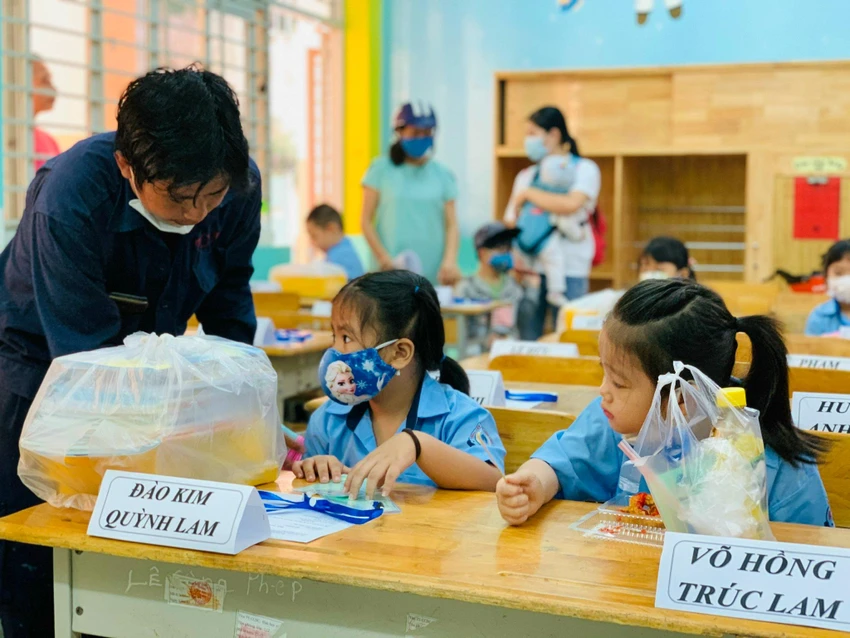 Mỗi học sinh đều có bảng tên để giúp cô giáo dễ dàng nhận biết trong thời gian đầu. Ảnh: TP