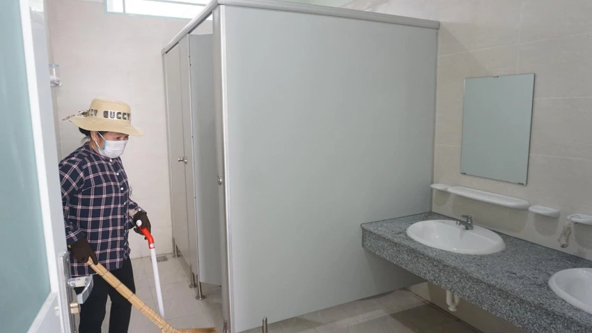 Khu vực vệ sinh cho học sinh an toàn, sạch sẽ, có thiết bị cơ bản có số điểm đánh giá thấp nhất từ phụ huynh lẫn học sinh. Trong ảnh: Nhân viên trường Tiểu học Lương Thế Vinh, quận Bình Tân đang lau dọn nhà vệ sinh. Ảnh: NQ Khu vực vệ sinh cho học sinh an toàn, sạch sẽ, có thiết bị cơ bản có số điểm đánh giá thấp nhất từ phụ huynh lẫn học sinh. Trong ảnh: Nhân viên trường Tiểu học Lương Thế Vinh, quận Bình Tân đang lau dọn nhà vệ sinh. Ảnh: NQ