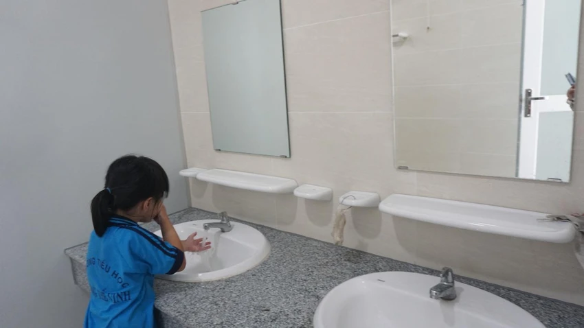 Nhiều trường học trên địa bàn TP.HCM đã quan tâm đầu tư đến công trình nhà vệ sinh. Ảnh: NGUYỄN QUYÊN