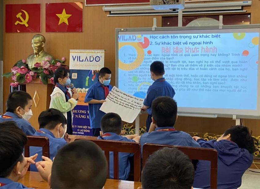 Học sinh Trường Tiểu học Hoà Bình, quận 1 tham gia chuyên đề "Học cách tôn trọng bạn". Ảnh: WEBSITE TRƯỜNG tổ tư vấn tâm lý học sinh