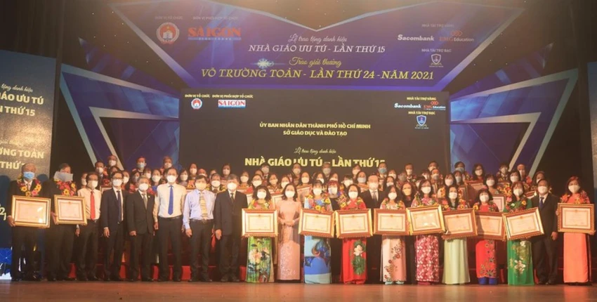 Vinh danh 50 nhà giáo ưu tú đạt giải thưởng Võ Trường Toản lần thứ 24. Ảnh: KHÁNH CHI giải thưởng Võ Trường Toản