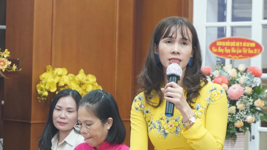 Bà Trần Thị Thơm, Phó Hiệu trưởng trường THPT Ten Lơ Man, quận 1. Ảnh: NGUYỄN QUYÊN đoàn đại biểu quốc hội