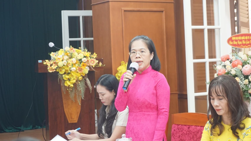 Bà Tần Bé Hồng Hạnh, Hiệu trưởng trường Tiểu học Nguyễn Thái Học phát biểu tại buổi làm việc. Ảnh: NGUYỄN QUYÊN đoàn đại biểu quốc hội