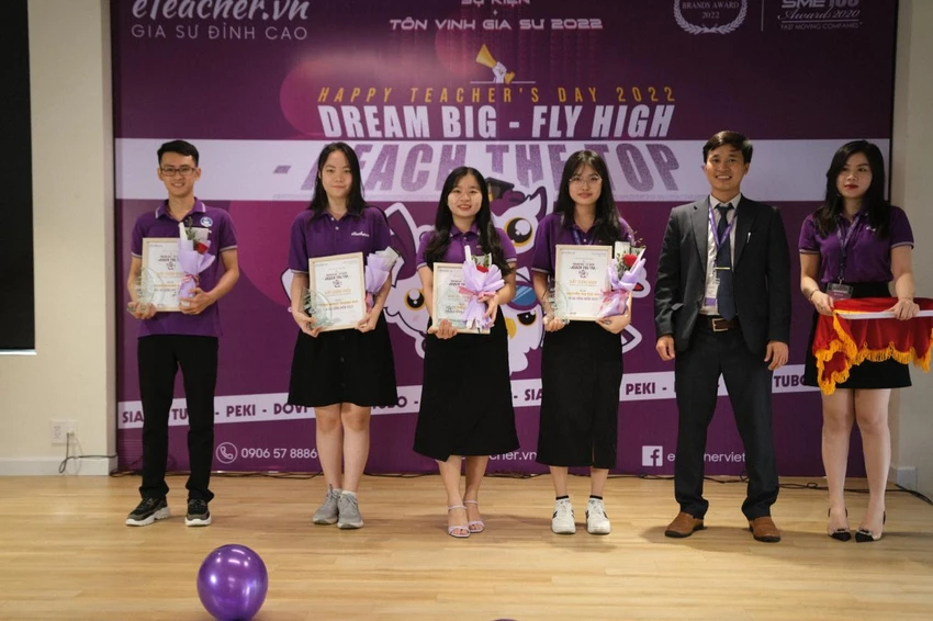 Chương trình vinh danh 25 gia sư xuất sắc nhất. Ảnh: BTC tôn vinh gia sư