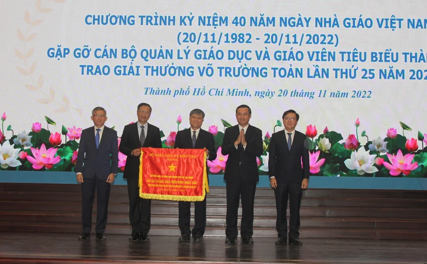 Thứ trưởng Bộ GD&ĐT Nguyễn Văn Phúc (thứ hai từ phải qua) tặng cờ thi đua cho Sở GD&ĐT TP.HCM. Ảnh: NGUYỄN QUYÊN Thầy cô là trái tim hệ thống giáo dục