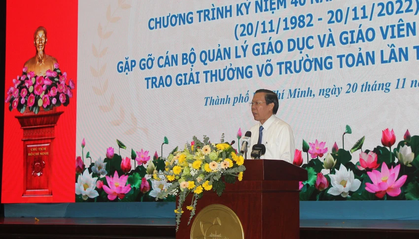 Chủ tịch UBND TP.HCM Phan Văn Mãi phát biểu tại buổi lễ. Ảnh: NGUYỄN QUYÊN thầy cô là trái tim của hệ thống giáo dục