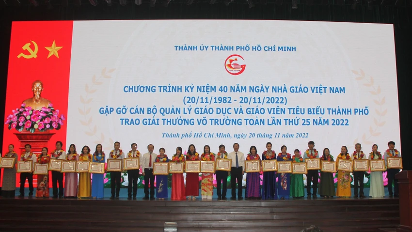 Chủ tịch UBND TP.HCM Phan Văn Mãi và ông Vũ Hải Quân, Giám đốc Đại học Quốc gia TP.HCM tặng bằng khen cho các giáo viên đạt giải thưởng Võ Trường Toản. Ảnh: NGUYỄN QUYÊN thầy cô là trái tim của hệ thống giáo dục
