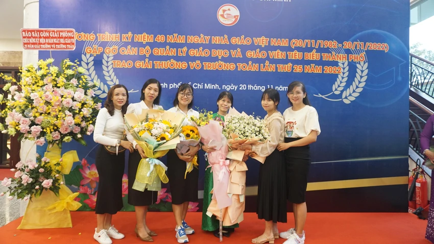 Niềm vui của giáo viên trong buổi lễ vinh danh. Ảnh: NGUYỄN QUYÊN thầy cô là trái tim của hệ thống gíao dục