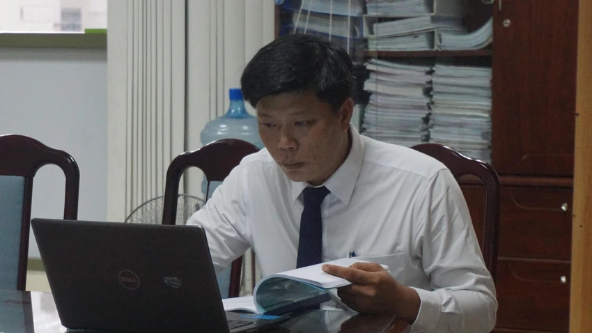 Thầy Nguyễn Hoàng Tấn, giáo viên trường THPT Nguyễn Khuyến xem lại đề án trước giờ thi. Ảnh: NGUYỄN QUYÊN Thầy Nguyễn Hoàng Tấn, giáo viên trường THPT Nguyễn Khuyến xem lại đề án trước giờ thi. Ảnh: NGUYỄN QUYÊN