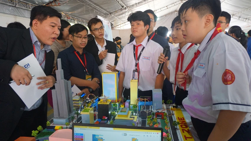 Học sinh trường THCS Vân Đồn, quận 4 thuyết trình về mô hình xây dựng thành phố thông minh. Ảnh: NGUYỄN QUYÊN ngày hội khoa học công nghệ