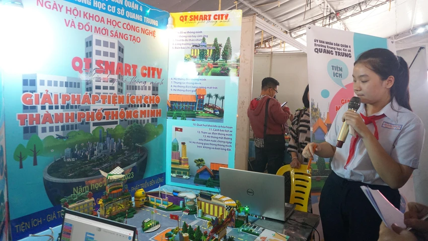 Học sinh trường THCS Quang Trung thuyết trình về các giải pháp tiện ích cho TP thông minh. Ảnh: NGUYỄN QUYÊN ngày hội khoa học công nghệ