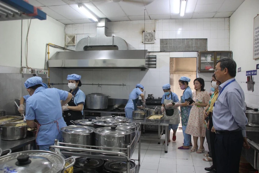 Ông Trịnh Vĩnh Thanh (bìa phải), Trưởng phòng GD&ĐT quận Gò Vấp cùng đoàn công tác kiểm tra bếp ăn bán trú tại Trường Tiểu học Nguyễn Thị Minh Khai. Ảnh: HP Ông Trịnh Vĩnh Thanh (bìa phải), Trưởng phòng GD&ĐT quận Gò Vấp cùng đoàn công tác kiểm tra bếp ăn bán trú tại Trường Tiểu học Nguyễn Thị Minh Khai. Ảnh: HP