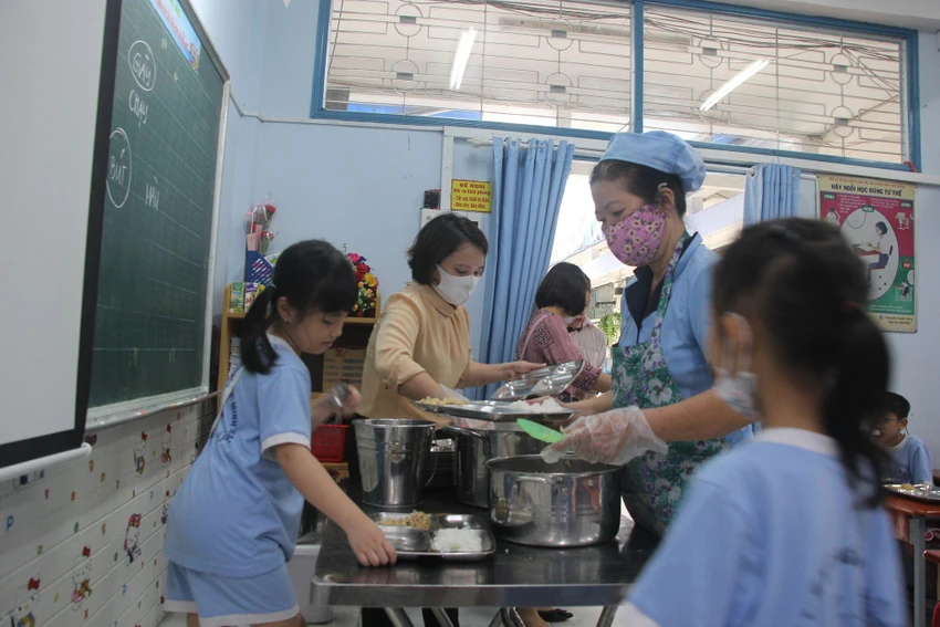 Trưởng phòng GD&ĐT quận Gò Vấp đề nghị ban giám hiệu tăng cường giám sát quy trình chế biến bữa ăn bán trú để đảm bảo an toàn cho học sinh. Ảnh: HP Trưởng phòng GD&ĐT quận Gò Vấp đề nghị ban giám hiệu tăng cường giám sát quy trình chế biến bữa ăn bán trú để đảm bảo an toàn cho học sinh. Ảnh: HP