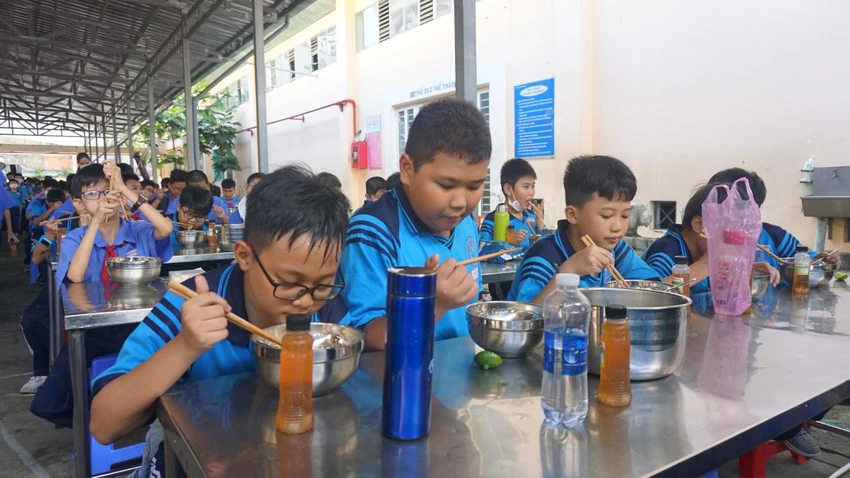 THCS Nguyễn Văn Luông bữa ăn bán trú