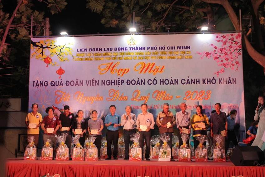 Ông Trần Đoàn Trung, Phó Chủ tịch Thường trực Liên đoàn Lao động TP.HCM (áo xanh) tặng quà cho các đoàn viên nghiệp đoàn khó khăn. Ảnh: NGUYỄN QUYÊN Trao 420 phần quà cho đoàn viên nghiệp đoàn khó khăn