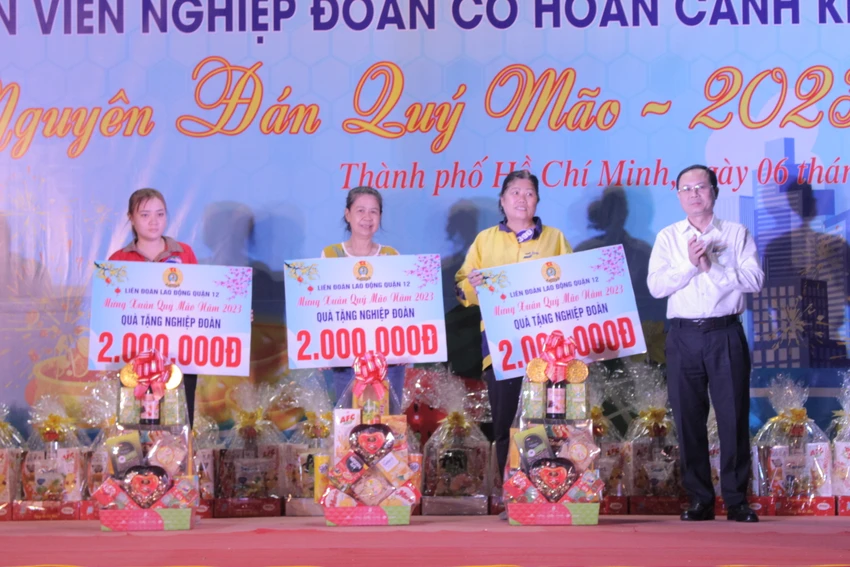 Ông Nguyễn Văn Hiếu, Phó Bí thư Thường trực Thành uỷ TP.HCM tặng quà cho 3 nghiệp đoàn trên địa bàn quận 12. Ảnh: NGUYỄN QUYÊN Trao 420 phần quà cho đoàn viên nghiệp đoàn khó khăn