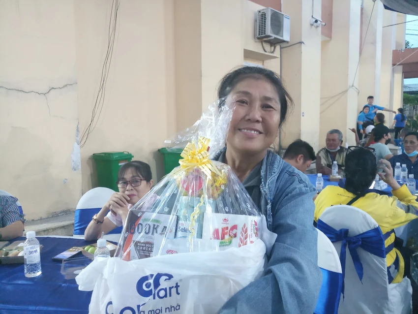 Cô Nguyễn Thị Thu Vân hạnh phúc khi được tham dự sự kiện. Ảnh: NGUYỄN QUYÊN Trao 420 phần quà cho đoàn viên nghiệp đoàn khó khăn