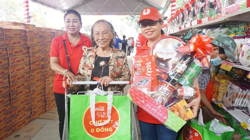 Cô Nguyễn Thị Dục tươi cười bên giỏ hàng của mình tại "Chợ tết 0 đồng" Ấm áp “Chợ tết 0 đồng” dành cho người khó khăn