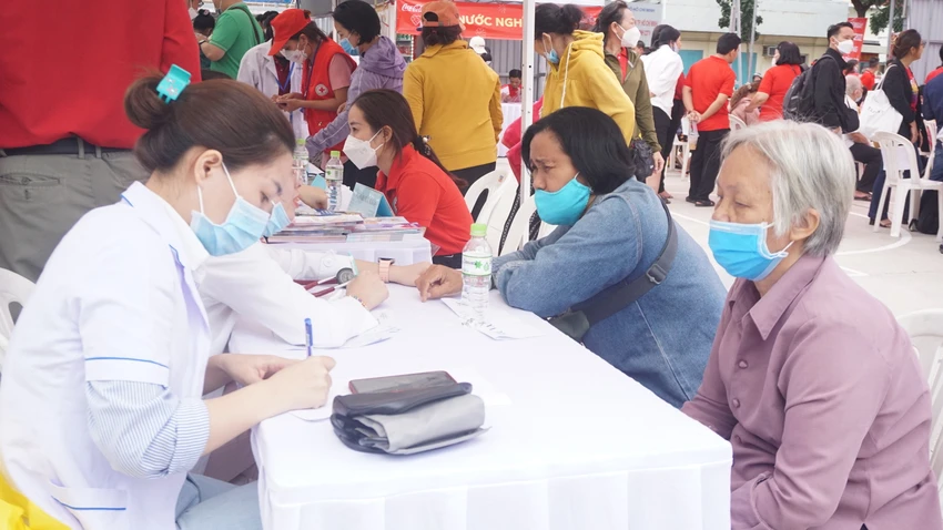 Tham dự chương trình, người dân được tư vấn sức khỏe miễn phí Ấm áp “Chợ tết 0 đồng” dành cho người khó khăn