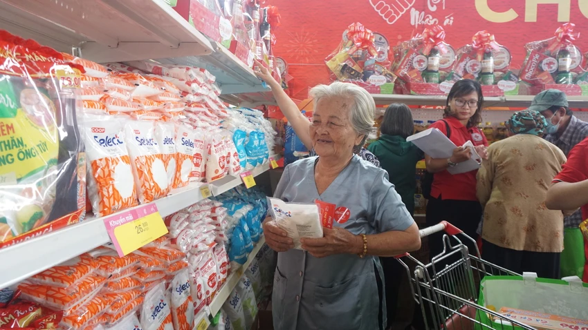 Người dân lựa hàng trong "Chợ tết 0 đồng" Ấm áp “Chợ tết 0 đồng” dành cho người khó khăn