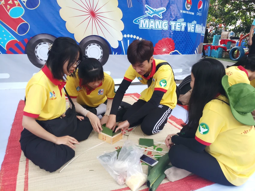 Gói hơn 4000 chiếc bánh chưng dành tặng người khó khăn.