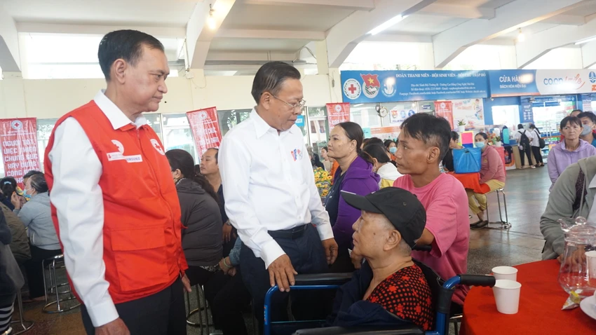 Ông Trần Trường Sơn, Chủ tịch Hội Chữ Thập đỏ TP.HCM (bìa trái) cùng với ông Nguyễn Hữu Hiệp, Bí thư Thành uỷ TP Thủ Đức thăm hỏi người dân tham dự ngày hội. Ảnh: NGUYỄN QUYÊN “Tết nhân ái” đong đầy yêu thương