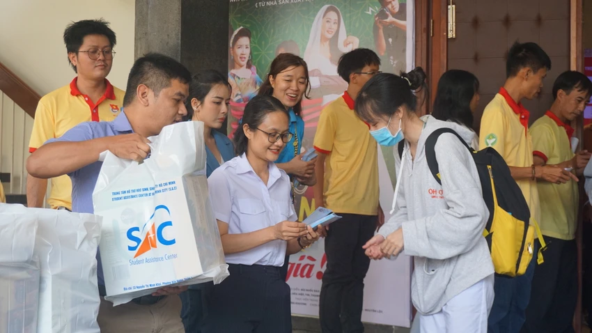 Chị Trần Thu Hà, Phó Bí thư Thành đoàn, Chủ tịch Hội Sinh viên Việt Nam TP.HCM tặng bao lì xì cho các sinh viên. Ảnh: NGUYỄN QUYÊN Sinh viên đón tết xa nhà được nhận quà và nhận lì xì