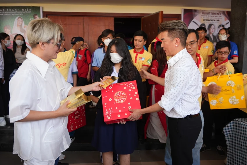 Ca sĩ Đàm Vĩnh Hưng (bìa phải) và ca sĩ Vũ Hà tặng quà cho các em học sinh bị ảnh hưởng bởi dịch COVID-19. Ảnh: BTC Sinh viên đón tết xa nhà được nhận quà và nhận lì xì