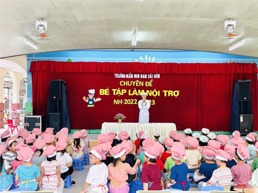 Các bé Trường Mầm non Nam Sài Gòn tham gia chuyên đề ngoại khóa. Ảnh: Website trường Trường học hoàn trả phần chênh lệch học phí nếu thu cao hơn năm học 2021-2022