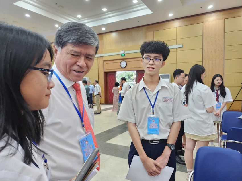 Giám đốc Sở GD&ĐT TP.HCM Nguyễn Văn Hiếu trò chuyện với thí sinh tham dự. Ảnh: NGUYỄN QUYÊN TP.HCM sử dụng phần mềm chống "đạo văn" chấm thi khoa học kỹ thuật
