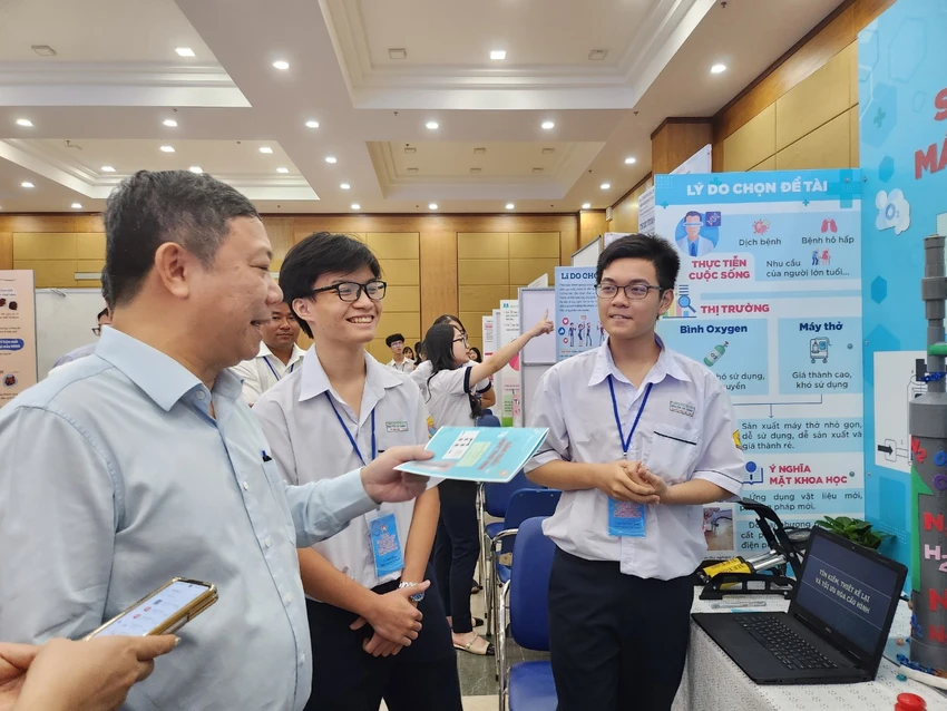 Phó Chủ tịch UBND TP.HCM Dương Anh Đức trao đổi với các thí sinh tham dự vòng chung kết cuộc thi khoa học kỹ thuật. Ảnh: NGUYỄN QUYÊN TP.HCM sử dụng phần mềm chống "đạo văn" chấm thi khoa học kỹ thuật