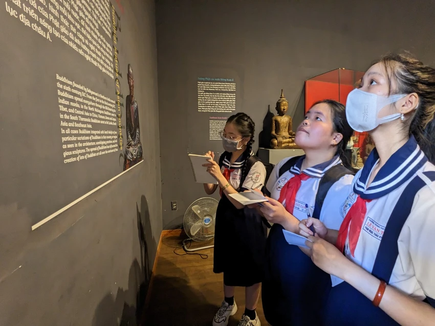 Thí sinh ghi chép lại những gì mình nắm bắt được khi tham quan Bảo tàng. Ảnh: TT Thí sinh ghi chép lại những gì mình nắm bắt được khi tham quan Bảo tàng. Ảnh: TT