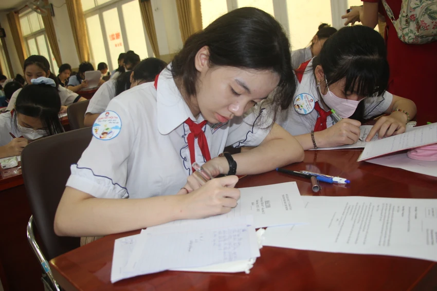 Thí sinh làm bài sau hoạt động trải nghiệm tham quan Bảo tàng. Ảnh: TT Thí sinh làm bài sau hoạt động trải nghiệm tham quan Bảo tàng. Ảnh: TT