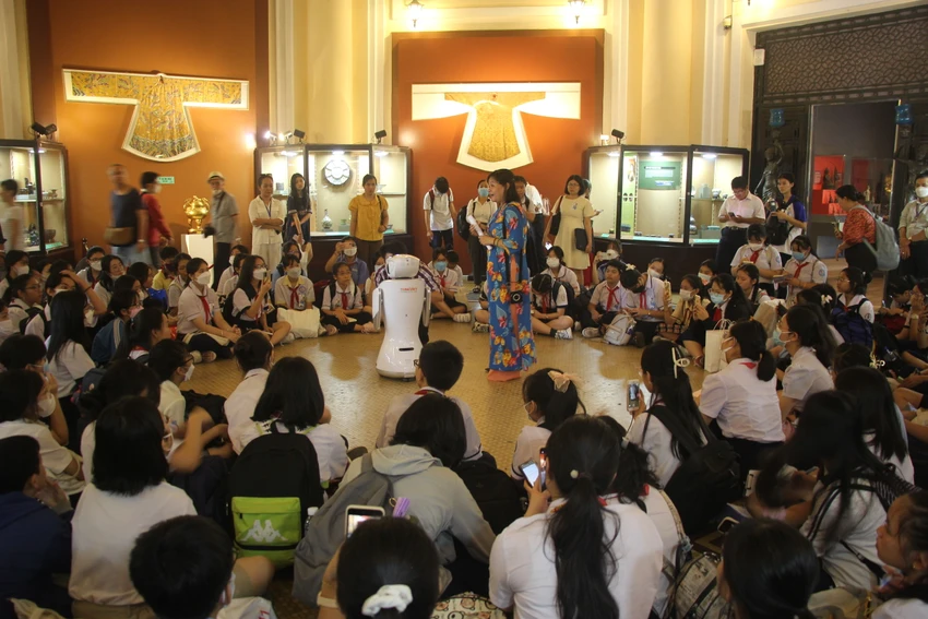 Các em lắng nghe robot giới thiệu tại Bảo tàng. Ảnh: TT Thi ‘Lớn lên cùng sách’, HS thiết kế một cuốn sách về lịch sử