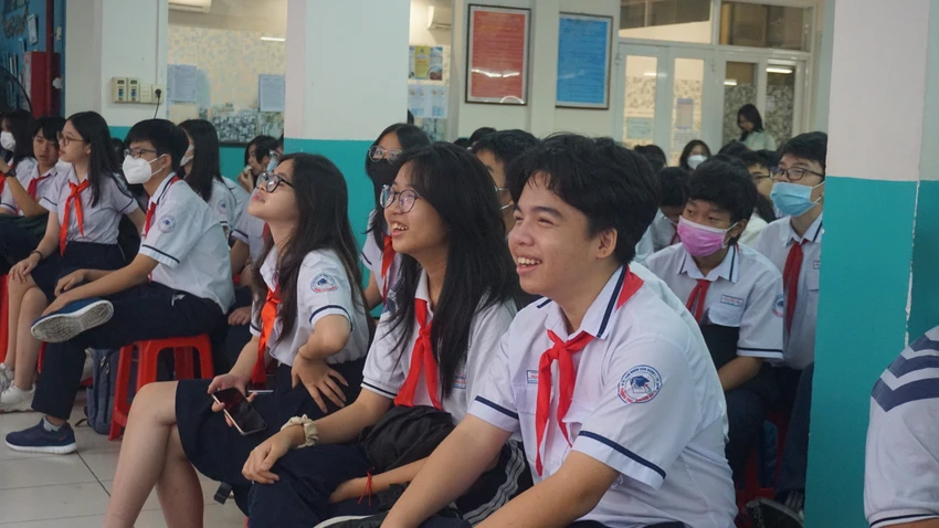 Các em thích thú và chăm chú xem chương trình. Ảnh: NGUYỄN QUYÊN Học sinh thích thú khi được đóng vai nghệ sĩ cải lương