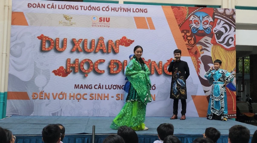 Học sinh hóa thân vào nhân vật của vở diễn, biểu diễn trên sân khấu trong tiếng hò reo của bạn bè. Ảnh: NGUYỄN QUYÊN Học sinh thích thú khi được đóng vai nghệ sĩ cải lương