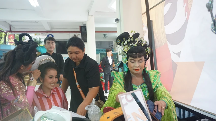 Nghệ sĩ chuẩn bị đầu tóc, y phục để chuẩn bị cho vở diễn. Ảnh: NGUYỄN QUYÊN Học sinh thích thú khi được đóng vai nghệ sĩ cải lương