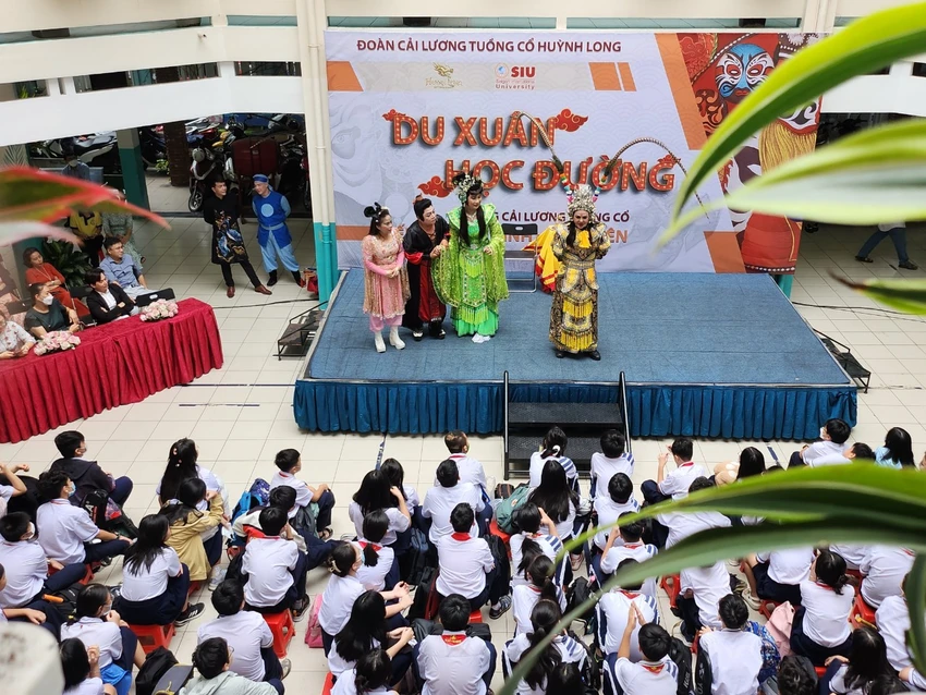 Đây là trường học thứ 4, đoàn cải lương tuồng cổ Huỳnh Long tham gia biểu diễn. Ảnh: NGUYỄN QUYÊN Học sinh thích thú khi được đóng vai nghệ sĩ cải lương