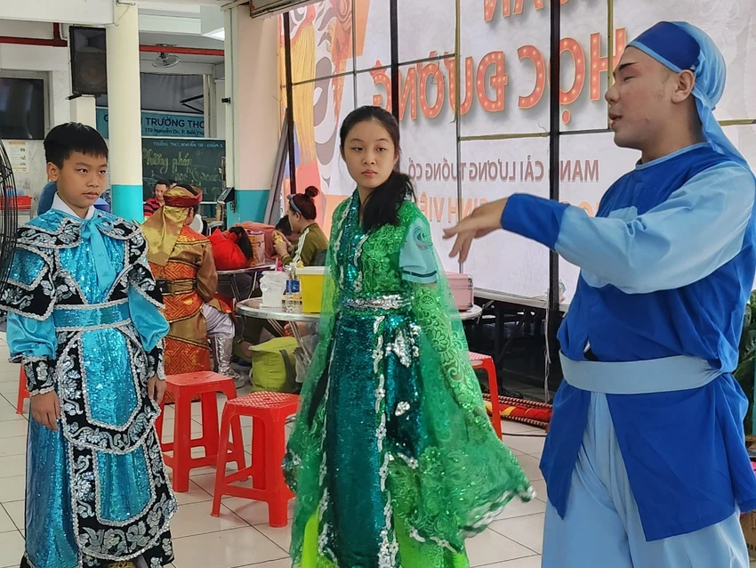 Học sinh được mặc trang phục và được chỉ dạy diễn xuất trước khi lên sân khấu. Ảnh: NGUYỄN QUYÊN Học sinh thích thú khi được đóng vai nghệ sĩ cải lương