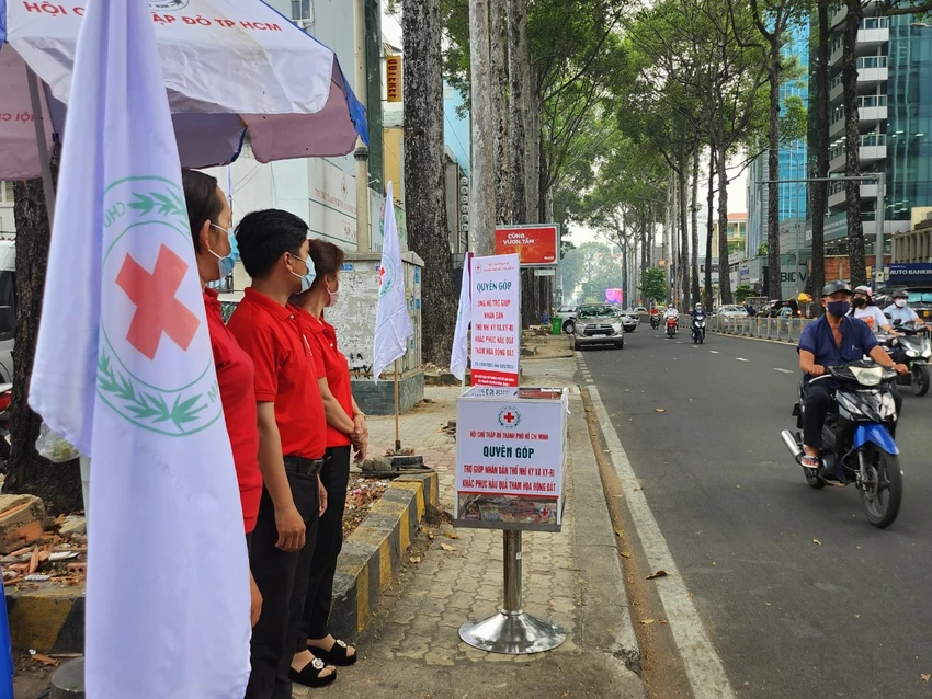 Hội Chữ thập đỏ TP.HCM đặt các thùng quyên góp trước trụ sở để vận động người dân cùng sẻ chia với đất nước Thổ Nhĩ Kỳ. Hội Chữ thập đỏ TP.HCM đặt các thùng quyên góp trước trụ sở để vận động người dân cùng sẻ chia với đất nước Thổ Nhĩ Kỳ.
