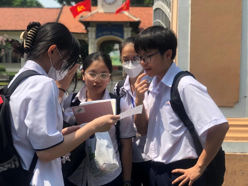 Học sinh trao đổi bài sau giờ thi. Ảnh: KHÁNH TRÚC Học sinh trao đổi bài sau giờ thi. Ảnh: KHÁNH TRÚC