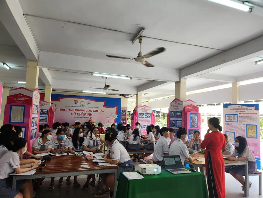Học sinh được bố trí ngồi thành từng nhóm để có thể dễ trao đổi thảo luận. Học sinh được bố trí ngồi thành từng nhóm để có thể dễ trao đổi thảo luận.