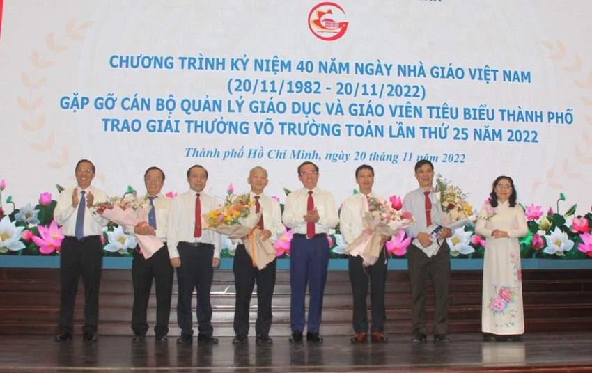 Lãnh đạo TP.HCM tặng hoa chúc mừng các nhà giáo đạt chuẩn giáo sư năm 2022 tại lễ kỷ niệm ngày 20-11. Ảnh: NGUYỄN QUYÊN Lãnh đạo TP.HCM tặng hoa chúc mừng các nhà giáo đạt chuẩn giáo sư năm 2022 tại lễ kỷ niệm ngày 20-11. Ảnh: NGUYỄN QUYÊN