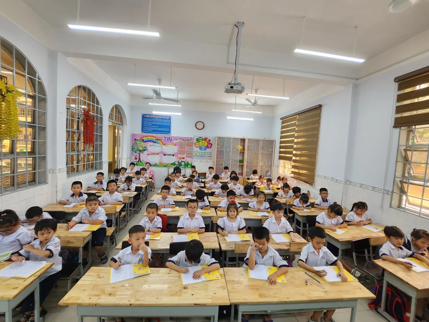 Một lớp học với 55 học sinh tại Trường Tiểu học Lê Văn Thọ, quận 12. Ảnh: NGUYỄN QUYÊN Một lớp học với 55 học sinh tại Trường Tiểu học Lê Văn Thọ, quận 12. Ảnh: NGUYỄN QUYÊN